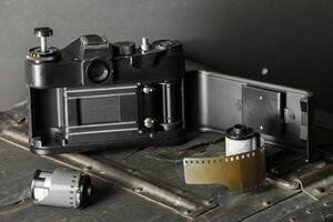 antiguo retro cámara y 35 mm foto