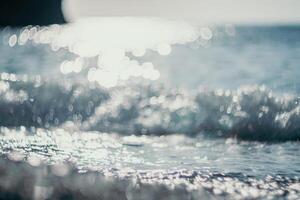 borroso dorado mar a puesta de sol. el Dom refleja y destellos en el olas con Bokeh, esclarecedor el dorado mar. fiesta recreación concepto. resumen náutico verano Oceano puesta de sol naturaleza antecedentes. foto