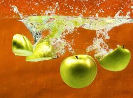manzanas verdes en agua foto