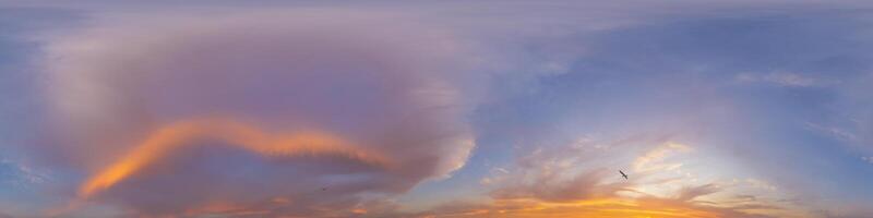 panorama de un oscuro azul puesta de sol cielo con rosado cúmulo nubes sin costura hdr 360 panorama en esférico equiángulo formato. lleno cenit para 3d visualización, cielo reemplazo para aéreo zumbido panoramas. foto