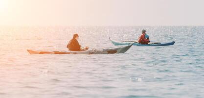 hombre mujer mar kayac. contento gratis hombre y mujer en kayac en océano, remar con de madera remo. calma mar agua y horizonte en antecedentes. activo estilo de vida a mar. verano vacaciones. foto