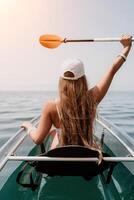 mujer en kayac espalda vista. contento joven mujer con largo pelo flotante en transparente kayac en el cristal claro mar. verano fiesta vacaciones y alegre hembra personas relajante teniendo divertido en el barco foto