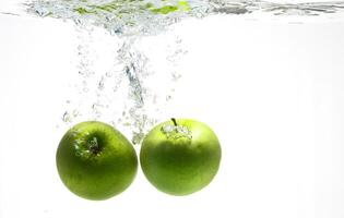 una serie, manzanas verdes en agua foto