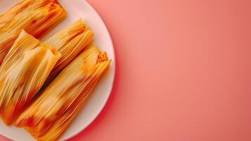 tamales mexicano comida cubierto con hojas foto