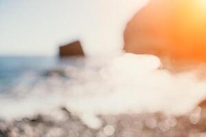 resumen naturaleza verano Oceano puesta de sol mar antecedentes. pequeño olas en agua superficie en movimiento difuminar con bokeh luces desde amanecer. día festivo, vacaciones y recreativo antecedentes concepto. foto