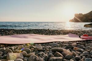 pilates magia anillo y caucho pelota en yoga estera cerca mar. hembra aptitud yoga concepto. sano estilo de vida armonía y meditación. foto