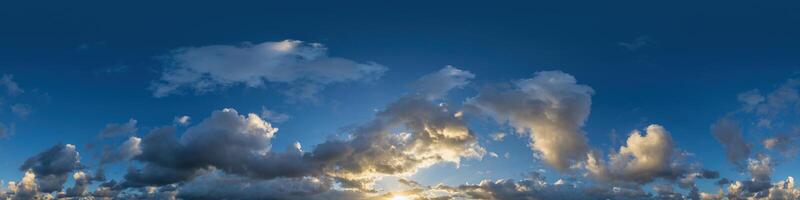 oscuro azul puesta de sol cielo panorama con cúmulo nubes sin costura hdr pano en esférico equirrectangular formato. completar cenit para 3d visualización, juego y cielo reemplazo para aéreo zumbido 360 panoramas. foto