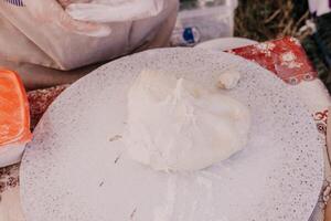 mujer manos haciendo qutab o chebureki con un laminación alfiler y picado carne cebolla en masa para culinario conceptos relacionado a azerbaiyano, tártaro y griego cocina, como bien como empanadas en latín America. foto