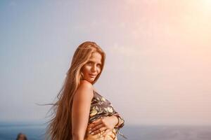 mujer viaje mar. contento turista tomando imagen al aire libre para recuerdos. mujer viajero mira a el borde de el acantilado en el mar bahía de montañas, compartiendo viaje aventuras viaje foto