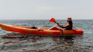 mujer mar kayac. contento sonriente mujer remar en kayac en océano. calma mar agua y horizonte en antecedentes. activo estilo de vida a mar. verano vacaciones. foto