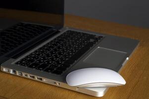 moderno multitáctil superficie ratón para computadora foto
