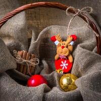 Navidad juguete, ciervo y pelota en natural arpillera antecedentes foto