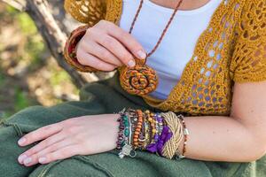 Moda Disparo de un hermosa boho estilo niña en naturaleza antecedentes. boho, hippie foto