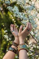 Moda Disparo de un hermosa boho estilo niña en naturaleza antecedentes. boho, hippie foto