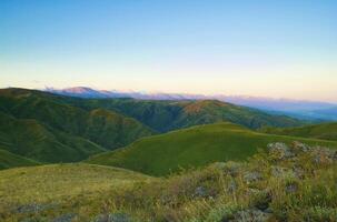 hermosa ver de Valle con el montañas foto