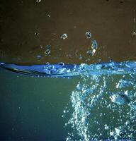 Fresco agua con olas y burbujas foto