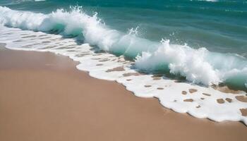 turquesa Oceano agua con blanco espuma olas estrellarse sobre un arenoso playa foto