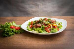 gastrónomo mezclado ensalada con ahumado Pato mama, Cereza Tomates, naranja y pino nueces, sazonado con agrios vendaje foto