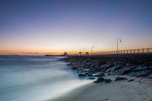 puesta de sol en S t kilda muelle en melbourne, Australia. foto