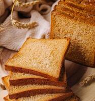 tablero con rebanadas de delicioso tostado un pan foto