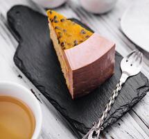 rebanada de chocolate pastel con pasión Fruta foto