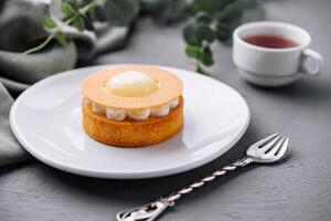 elegante limón tarta en plato con té foto