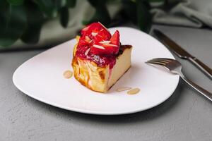 gastrónomo baya tarta de queso rebanada en elegante plato foto