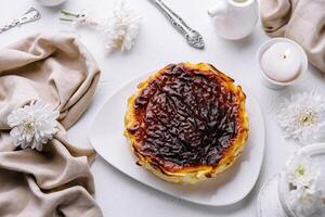 tradicional portugués lactoso tarta en mesa foto