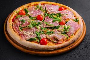 gastrónomo italiano Pizza con jamón y Rúcula foto