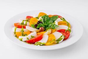 Fresco caprese ensalada con pesto salsa foto