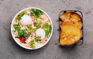 escalfado huevos con condimentado yogur y tostado un pan foto