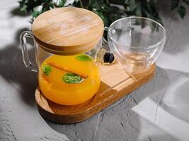 refrescante naranja desintoxicación agua en vaso lanzador foto