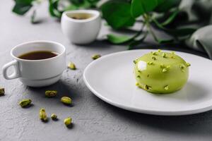 elegante pistacho postre con café foto