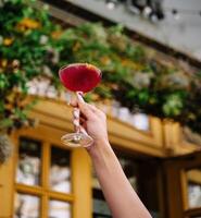 elegante mano participación cóctel al aire libre foto