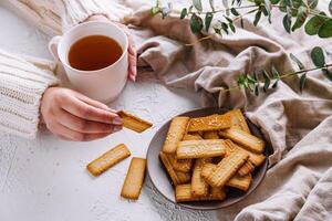 acogedor té hora con hecho en casa galletas foto