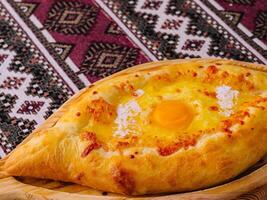 tradicional georgiano khachapuri en de madera tablero foto