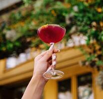 elegante mano participación cóctel al aire libre foto