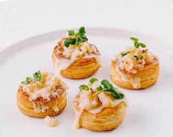 gastrónomo camarón vol-au-vent en elegante plato foto