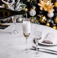 elegante champán brindis por Navidad árbol foto