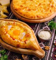 tradicional georgiano cocina khachapuri y Pizza foto