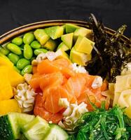 Fresco salmón dar un toque cuenco con vegetales y arroz foto