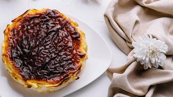 tradicional portugués lactoso tarta en mesa foto