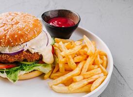 clásico hamburguesa con queso con papas fritas y salsa de tomate foto