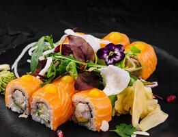 Exquisito salmón Sushi plato con comestible flores foto