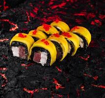 gastrónomo Sushi rodar en ardiente negro textura foto
