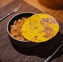 tradicional indio comida con Roti y chatney foto