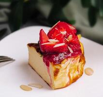 gastrónomo baya tarta de queso rebanada en elegante plato foto