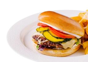 clásico hamburguesa con queso con papas fritas en blanco plato foto