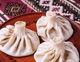 tradicional georgiano Khinkali en rústico plato foto