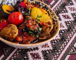 tradicional uzbeko estofado vegetales plato foto